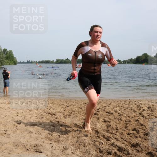 15.06.2025 - 27. Vierlanden-Triathlon Lena Gebhardt http://msf.ph/oto/8022058 15.06.2025 10:19:19 Schwimmen 474, 543, 558 meine-sportfotos.de