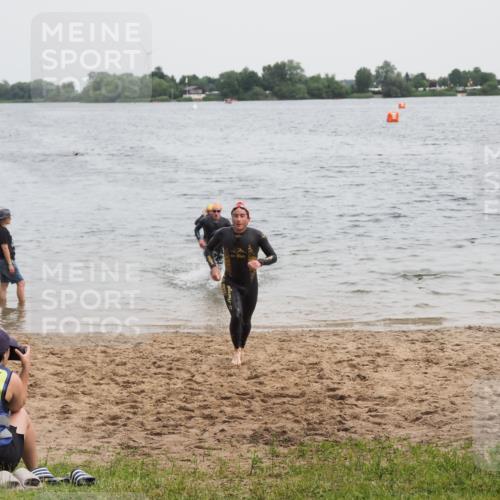21.06.2025 - 27. Vierlanden-Triathlon MichiJ http://msf.ph/oto/8022061 15.06.2026 10:52:17 Schwimmen 652, 693, 759 meine-sportfotos.de