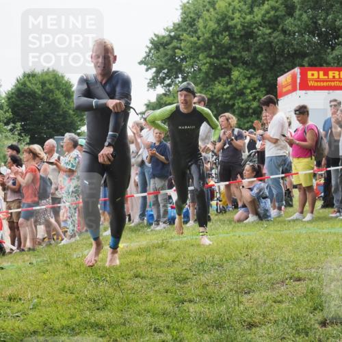 15.06.2025 - 27. Vierlanden-Triathlon KatJ http://msf.ph/oto/8022063 15.06.2025 10:54:39 Schwimmen 695, 715, 749 meine-sportfotos.de