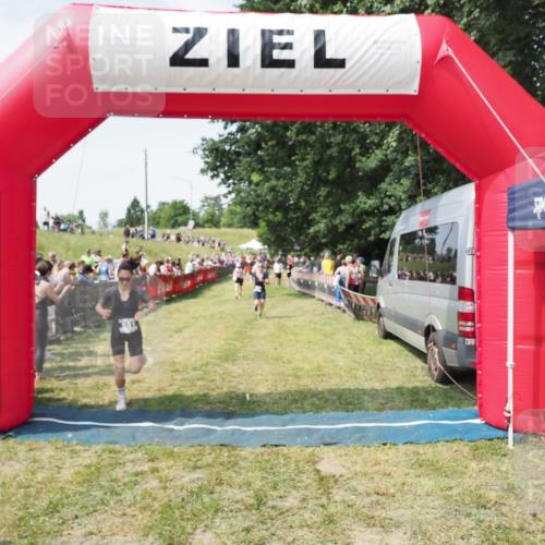 21.06.2025 - 27. Vierlanden-Triathlon MichiJ http://msf.ph/oto/8022065 15.06.2026 11:37:28 Ziel 586 meine-sportfotos.de