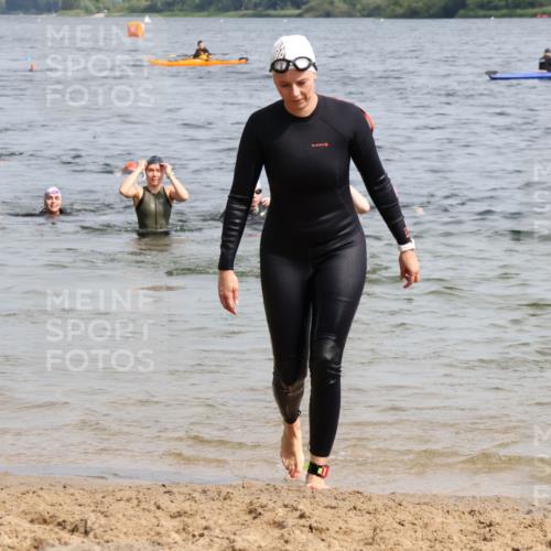 15.06.2025 - 27. Vierlanden-Triathlon Lena Gebhardt http://msf.ph/oto/8022068 15.06.2025 10:19:34 Schwimmen 503, 603 meine-sportfotos.de