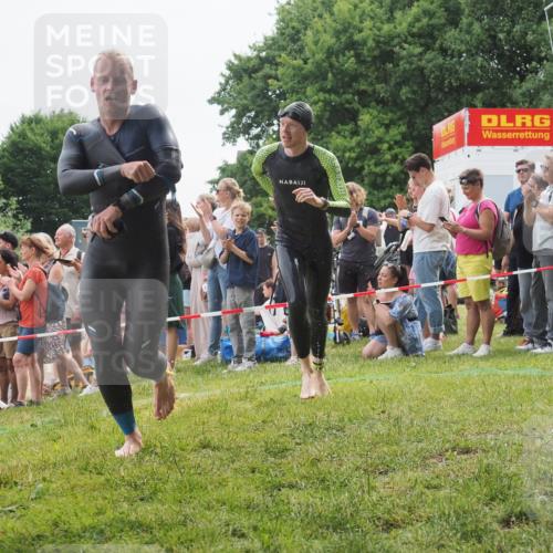 15.06.2025 - 27. Vierlanden-Triathlon KatJ http://msf.ph/oto/8022077 15.06.2025 10:54:39 Schwimmen 695, 715, 749 meine-sportfotos.de
