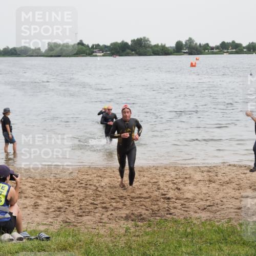 21.06.2025 - 27. Vierlanden-Triathlon MichiJ http://msf.ph/oto/8022081 15.06.2026 10:52:17 Schwimmen 652, 693, 759 meine-sportfotos.de