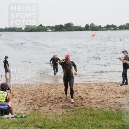 21.06.2025 - 27. Vierlanden-Triathlon MichiJ http://msf.ph/oto/8022101 15.06.2026 10:52:18 Schwimmen 652, 693, 759 meine-sportfotos.de
