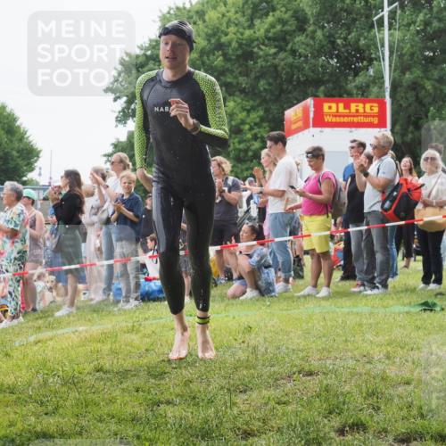15.06.2025 - 27. Vierlanden-Triathlon KatJ http://msf.ph/oto/8022106 15.06.2025 10:54:40 Schwimmen 695, 713, 715, 749 meine-sportfotos.de