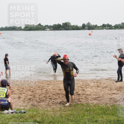 21.06.2025 - 27. Vierlanden-Triathlon MichiJ http://msf.ph/oto/8022120 15.06.2026 10:52:18 Schwimmen 652, 693, 759 meine-sportfotos.de