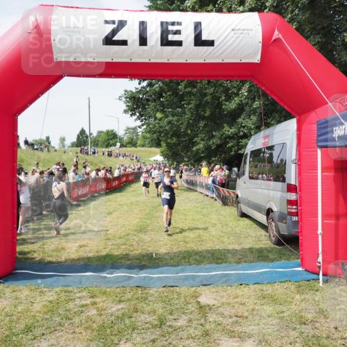 21.06.2025 - 27. Vierlanden-Triathlon MichiJ http://msf.ph/oto/8022121 15.06.2026 11:37:29 Ziel 586, 611 meine-sportfotos.de