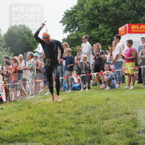 15.06.2025 - 27. Vierlanden-Triathlon KatJ http://msf.ph/oto/8022122 15.06.2025 10:54:42 Schwimmen 695, 713, 715, 749 meine-sportfotos.de