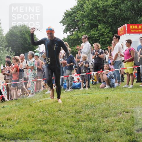 15.06.2025 - 27. Vierlanden-Triathlon KatJ http://msf.ph/oto/8022130 15.06.2025 10:54:43 Schwimmen 695, 713, 715, 749 meine-sportfotos.de