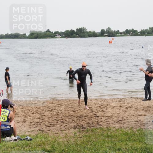 21.06.2025 - 27. Vierlanden-Triathlon MichiJ http://msf.ph/oto/8022138 15.06.2026 10:52:21 Schwimmen 652, 682, 759 meine-sportfotos.de