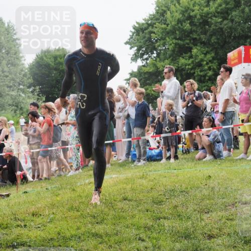 15.06.2025 - 27. Vierlanden-Triathlon KatJ http://msf.ph/oto/8022146 15.06.2025 10:54:43 Schwimmen 695, 713, 715, 749 meine-sportfotos.de