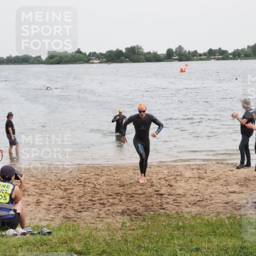 21.06.2025 - 27. Vierlanden-Triathlon MichiJ http://msf.ph/oto/8022149 15.06.2026 10:52:21 Schwimmen 652, 682, 759 meine-sportfotos.de