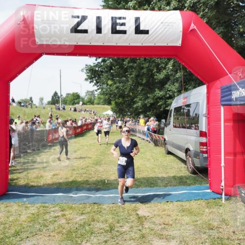 21.06.2025 - 27. Vierlanden-Triathlon MichiJ http://msf.ph/oto/8022167 15.06.2026 11:37:30 Ziel 586, 611 meine-sportfotos.de