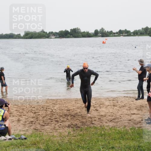 21.06.2025 - 27. Vierlanden-Triathlon MichiJ http://msf.ph/oto/8022180 15.06.2026 10:52:21 Schwimmen 652, 682, 759 meine-sportfotos.de