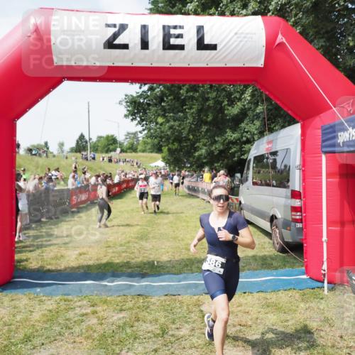 21.06.2025 - 27. Vierlanden-Triathlon MichiJ http://msf.ph/oto/8022184 15.06.2026 11:37:31 Ziel 586, 611 meine-sportfotos.de
