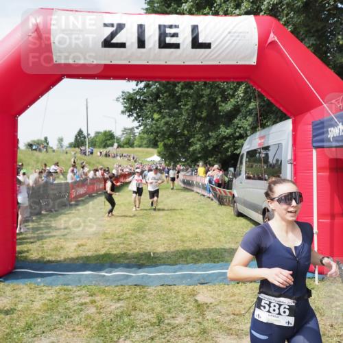 21.06.2025 - 27. Vierlanden-Triathlon MichiJ http://msf.ph/oto/8022215 15.06.2026 11:37:31 Ziel 586, 611 meine-sportfotos.de