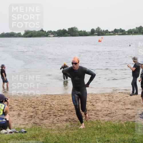 21.06.2025 - 27. Vierlanden-Triathlon MichiJ http://msf.ph/oto/8022228 15.06.2026 10:52:22 Schwimmen 652, 682, 759 meine-sportfotos.de