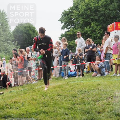 15.06.2025 - 27. Vierlanden-Triathlon KatJ http://msf.ph/oto/8022230 15.06.2025 10:54:47 Schwimmen 695, 713, 715, 749 meine-sportfotos.de