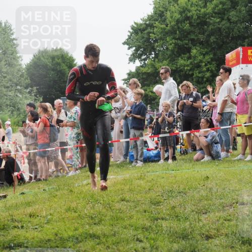 15.06.2025 - 27. Vierlanden-Triathlon KatJ http://msf.ph/oto/8022242 15.06.2025 10:54:47 Schwimmen 695, 713, 715, 749 meine-sportfotos.de