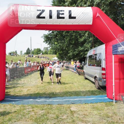 21.06.2025 - 27. Vierlanden-Triathlon MichiJ http://msf.ph/oto/8022253 15.06.2026 11:37:32 Ziel 586, 611 meine-sportfotos.de