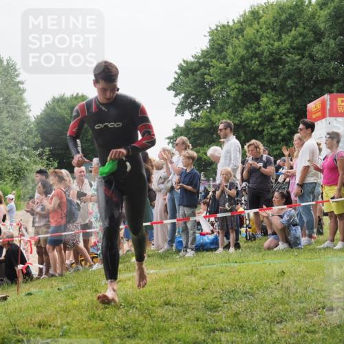 15.06.2025 - 27. Vierlanden-Triathlon KatJ http://msf.ph/oto/8022261 15.06.2025 10:54:47 Schwimmen 695, 713, 715, 749 meine-sportfotos.de