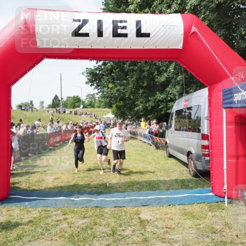 21.06.2025 - 27. Vierlanden-Triathlon MichiJ http://msf.ph/oto/8022266 15.06.2026 11:37:33 Ziel 586, 611, 615 meine-sportfotos.de