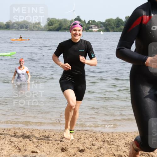 15.06.2025 - 27. Vierlanden-Triathlon Lena Gebhardt http://msf.ph/oto/8022287 15.06.2025 10:19:52 Schwimmen 500, 503, 539, 553, 569, 578 meine-sportfotos.de