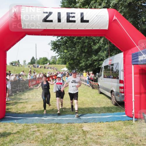21.06.2025 - 27. Vierlanden-Triathlon MichiJ http://msf.ph/oto/8022289 15.06.2026 11:37:33 Ziel 586, 611, 615 meine-sportfotos.de