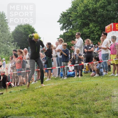 15.06.2025 - 27. Vierlanden-Triathlon KatJ http://msf.ph/oto/8022293 15.06.2025 10:54:58 Schwimmen 677, 735, 744, 761 meine-sportfotos.de