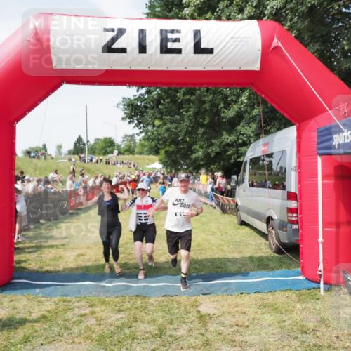21.06.2025 - 27. Vierlanden-Triathlon MichiJ http://msf.ph/oto/8022298 15.06.2026 11:37:33 Ziel 586, 611, 615 meine-sportfotos.de