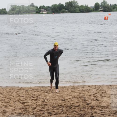 21.06.2025 - 27. Vierlanden-Triathlon MichiJ http://msf.ph/oto/8022315 15.06.2026 10:52:27 Schwimmen 682, 759 meine-sportfotos.de
