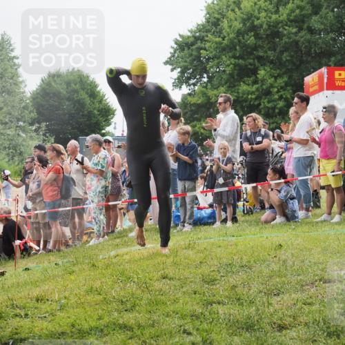 15.06.2025 - 27. Vierlanden-Triathlon KatJ http://msf.ph/oto/8022316 15.06.2025 10:54:59 Schwimmen 677, 735, 744, 761 meine-sportfotos.de