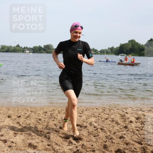 15.06.2025 - 27. Vierlanden-Triathlon Lena Gebhardt http://msf.ph/oto/8022318 15.06.2025 10:19:53 Schwimmen 500, 503, 539, 553, 569, 578 meine-sportfotos.de