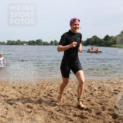 15.06.2025 - 27. Vierlanden-Triathlon Lena Gebhardt http://msf.ph/oto/8022319 15.06.2025 10:19:54 Schwimmen 500, 503, 539, 553, 569, 578 meine-sportfotos.de