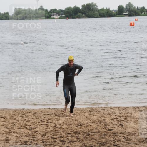 21.06.2025 - 27. Vierlanden-Triathlon MichiJ http://msf.ph/oto/8022324 15.06.2026 10:52:27 Schwimmen 682, 759 meine-sportfotos.de