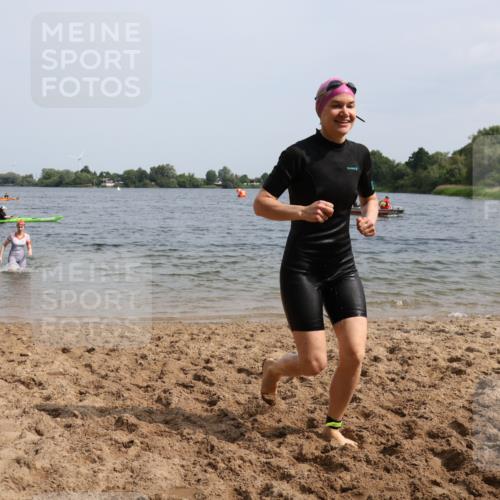15.06.2025 - 27. Vierlanden-Triathlon Lena Gebhardt http://msf.ph/oto/8022327 15.06.2025 10:19:54 Schwimmen 500, 503, 539, 553, 569, 578 meine-sportfotos.de