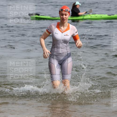 15.06.2025 - 27. Vierlanden-Triathlon Lena Gebhardt http://msf.ph/oto/8022332 15.06.2025 10:19:55 Schwimmen 500, 539, 553, 569, 578 meine-sportfotos.de