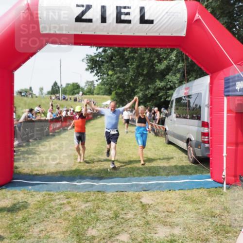 21.06.2025 - 27. Vierlanden-Triathlon MichiJ http://msf.ph/oto/8022334 15.06.2026 11:37:37 Ziel 586, 611, 615 meine-sportfotos.de