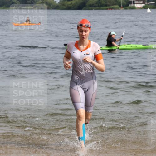 15.06.2025 - 27. Vierlanden-Triathlon Lena Gebhardt http://msf.ph/oto/8022336 15.06.2025 10:19:56 Schwimmen 500, 539, 553, 569, 578 meine-sportfotos.de
