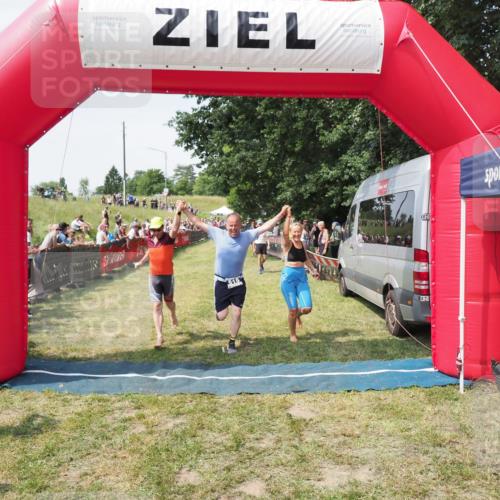 21.06.2025 - 27. Vierlanden-Triathlon MichiJ http://msf.ph/oto/8022338 15.06.2026 11:37:37 Ziel 586, 611, 615 meine-sportfotos.de