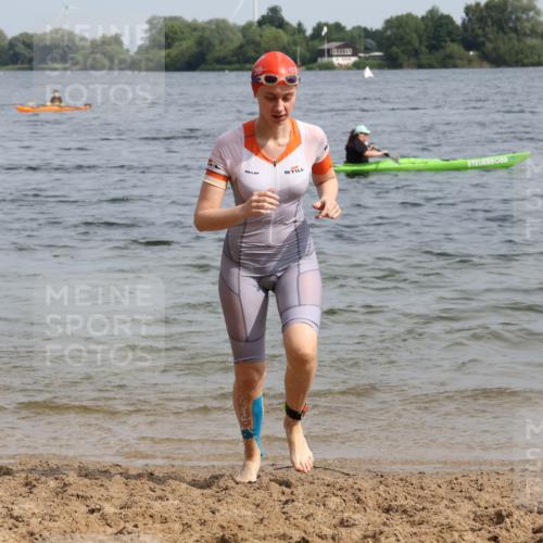 15.06.2025 - 27. Vierlanden-Triathlon Lena Gebhardt http://msf.ph/oto/8022346 15.06.2025 10:19:57 Schwimmen 500, 553, 569, 578 meine-sportfotos.de