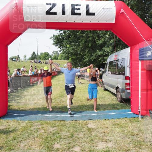 21.06.2025 - 27. Vierlanden-Triathlon MichiJ http://msf.ph/oto/8022355 15.06.2026 11:37:37 Ziel 586, 611, 615 meine-sportfotos.de