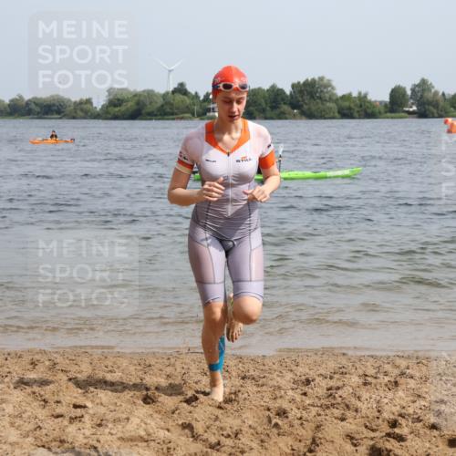 15.06.2025 - 27. Vierlanden-Triathlon Lena Gebhardt http://msf.ph/oto/8022356 15.06.2025 10:19:58 Schwimmen 500, 553, 569, 578 meine-sportfotos.de