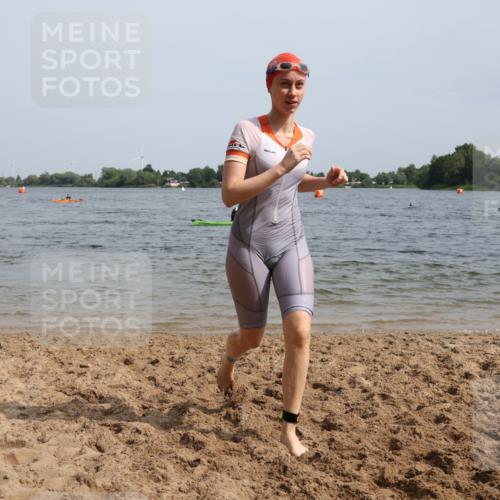 15.06.2025 - 27. Vierlanden-Triathlon Lena Gebhardt http://msf.ph/oto/8022358 15.06.2025 10:19:59 Schwimmen 500, 553, 569, 578 meine-sportfotos.de
