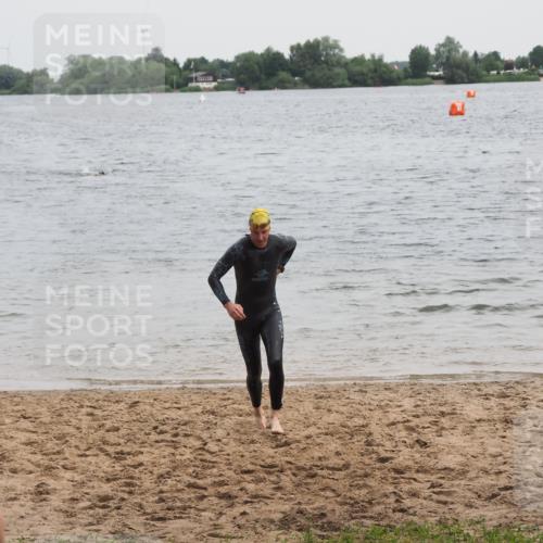 21.06.2025 - 27. Vierlanden-Triathlon MichiJ http://msf.ph/oto/8022360 15.06.2026 10:52:27 Schwimmen 682, 759 meine-sportfotos.de