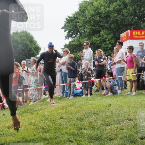 15.06.2025 - 27. Vierlanden-Triathlon KatJ http://msf.ph/oto/8022363 15.06.2025 10:55:01 Schwimmen 677, 735, 744, 761 meine-sportfotos.de