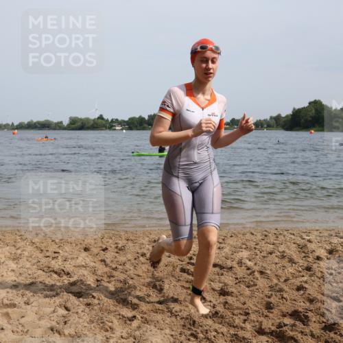 15.06.2025 - 27. Vierlanden-Triathlon Lena Gebhardt http://msf.ph/oto/8022364 15.06.2025 10:19:59 Schwimmen 500, 553, 569, 578 meine-sportfotos.de