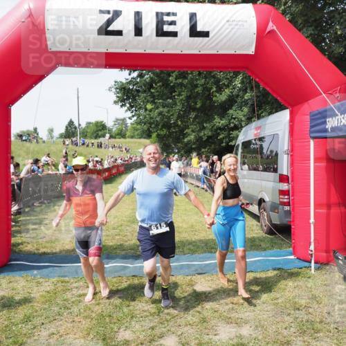 21.06.2025 - 27. Vierlanden-Triathlon MichiJ http://msf.ph/oto/8022373 15.06.2026 11:37:38 Ziel 611, 615 meine-sportfotos.de