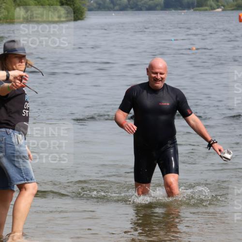 15.06.2025 - 27. Vierlanden-Triathlon Lena Gebhardt http://msf.ph/oto/8022375 15.06.2025 10:20:03 Schwimmen 553, 569, 616 meine-sportfotos.de