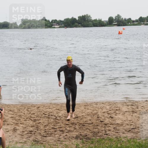 21.06.2025 - 27. Vierlanden-Triathlon MichiJ http://msf.ph/oto/8022376 15.06.2026 10:52:28 Schwimmen 682, 759 meine-sportfotos.de
